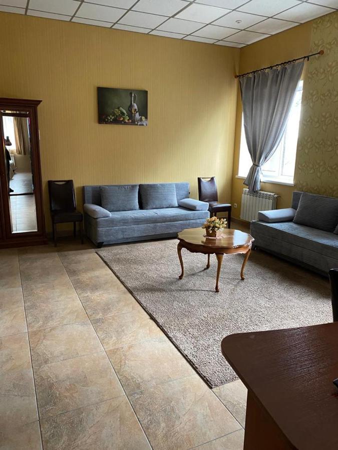 Hotel Gostynnyi Dvir Buča Esterno foto