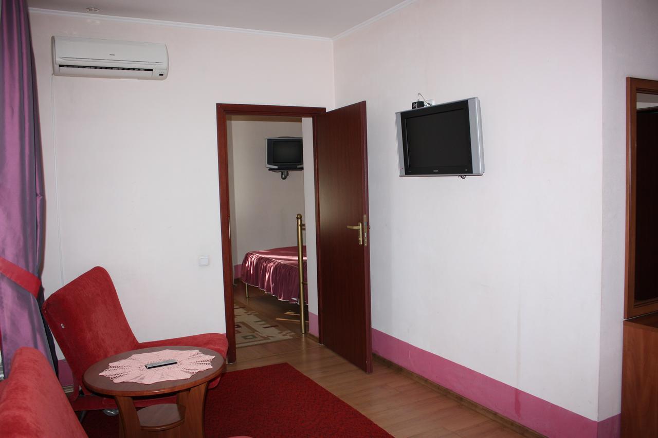Hotel Gostynnyi Dvir Buča Camera foto