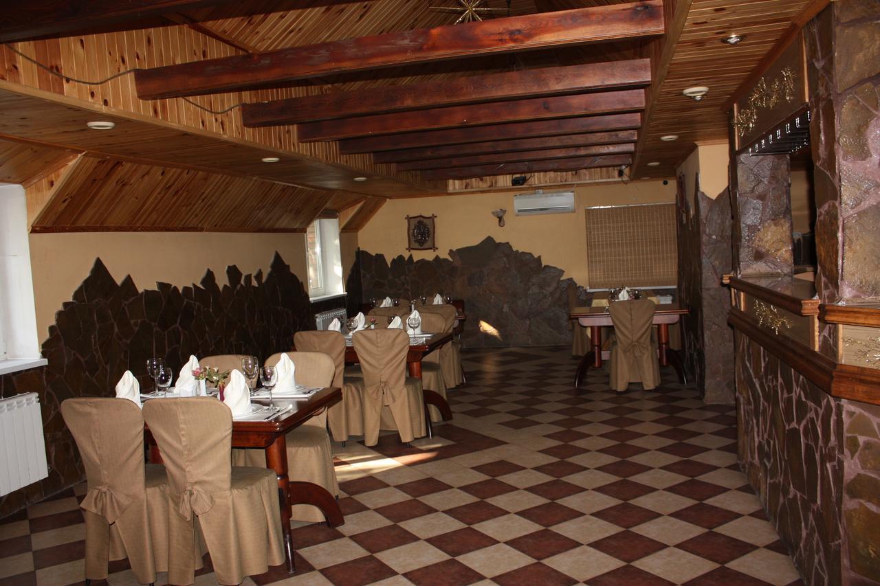 Hotel Gostynnyi Dvir Buča Esterno foto